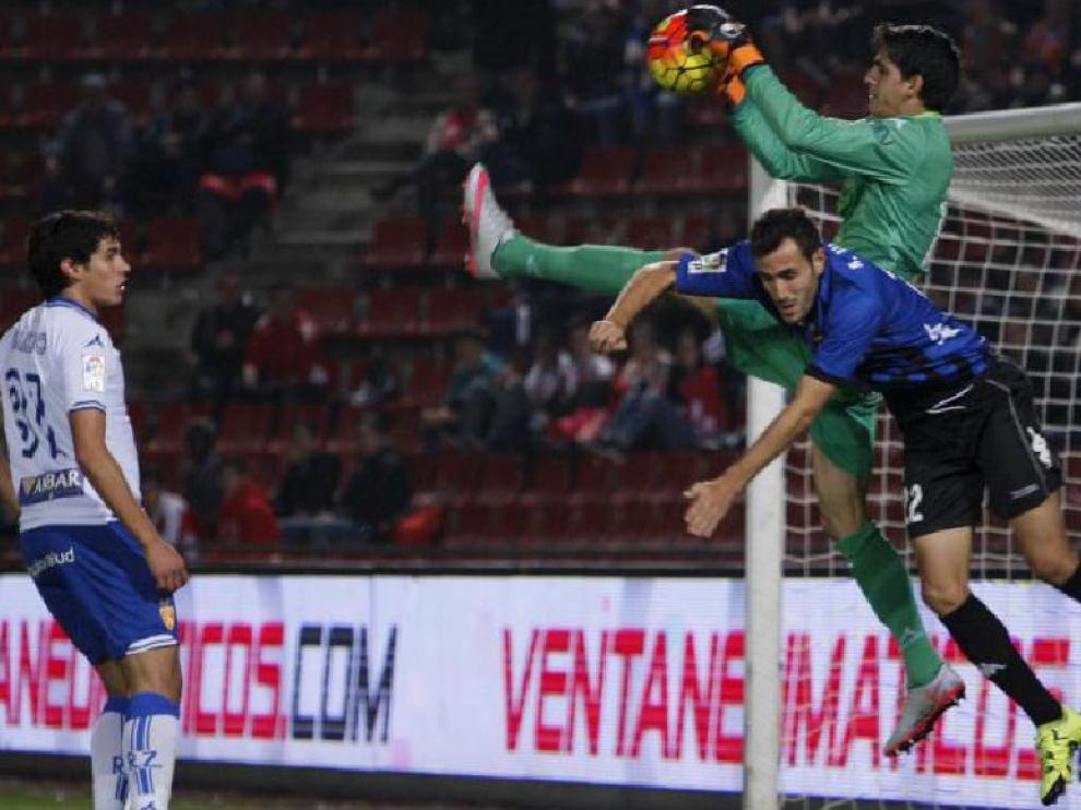 Bono atrapa el balón ante Kiko Olivas, jugador del Girona, en el partido disputado ayer en Montilivi.