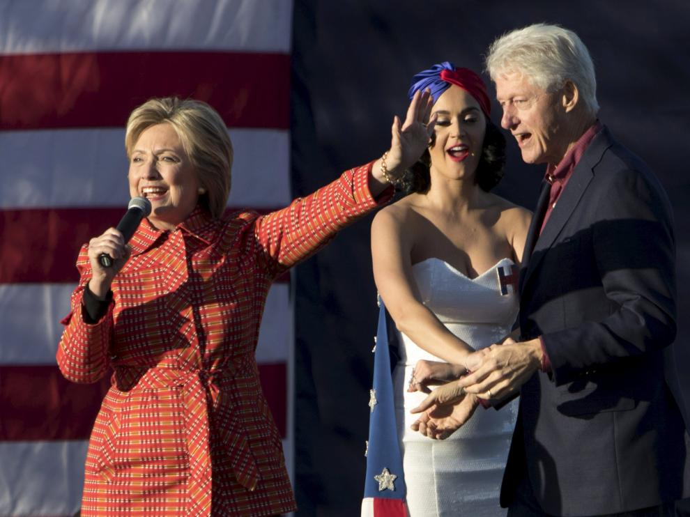Bil Clinton baila con Katy Perry durante la intervención de Hillary Clinton en Iowa