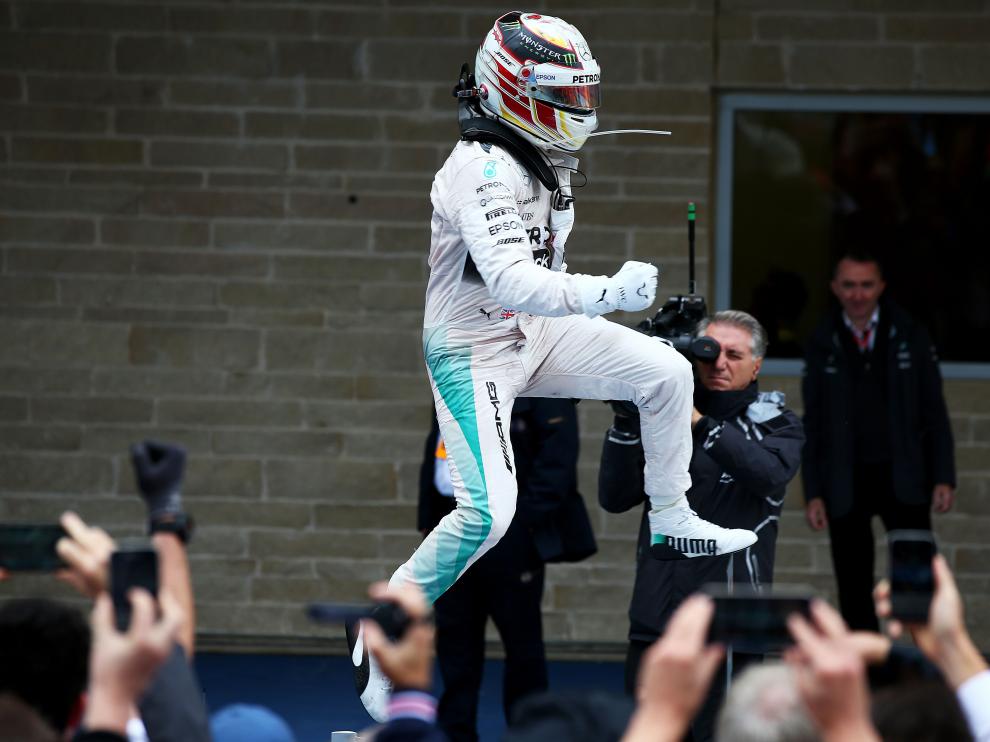 Hamilton celebra la victoria en la carrera y en el Mundial