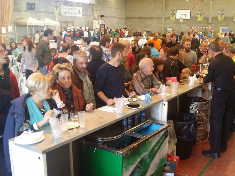 El público llena el polideportivo durante las jornadas micológicas de Ayerbe