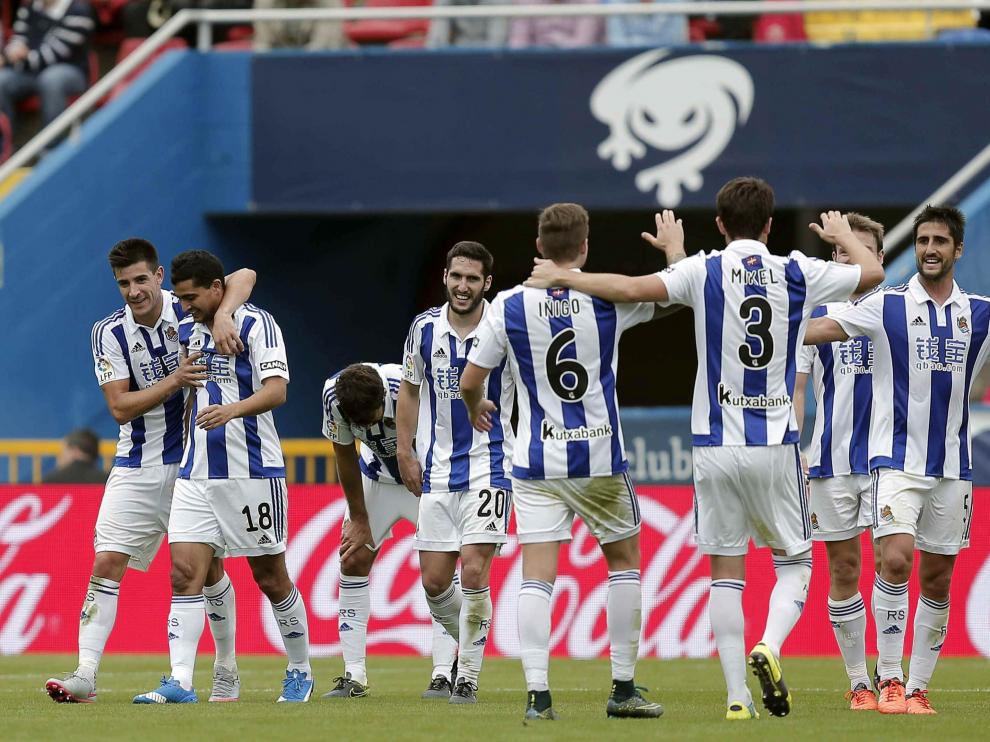 Los jugadores de la Real celebran un gol en Valencia