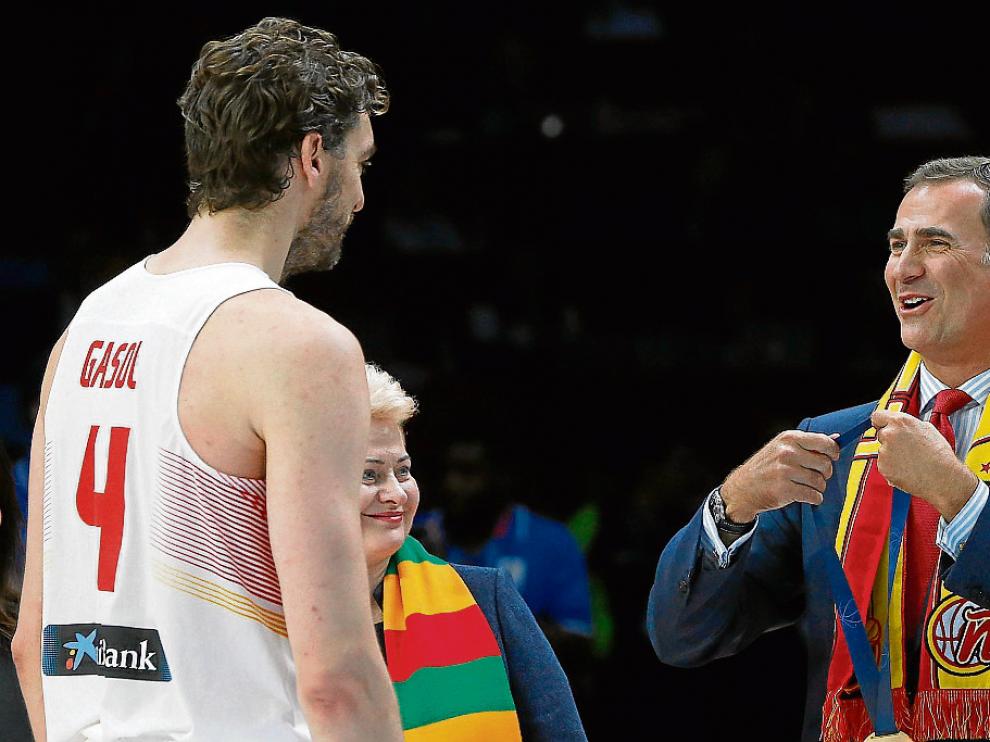 El Rey bromea con Pau Gasol antes de entregarle la medalla de oro.