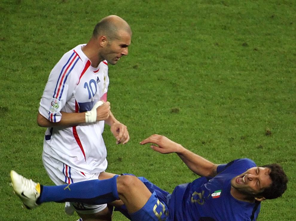 Materazzi cae al suelo después de recibir un cabezazo de Zidane