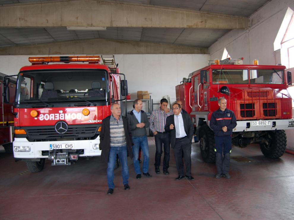 El presidente de la Diputación, Luis Rey, Alberto Abad y José Antonio de Miguel durante en una visita reciente al parque de bomberos de Almazán.