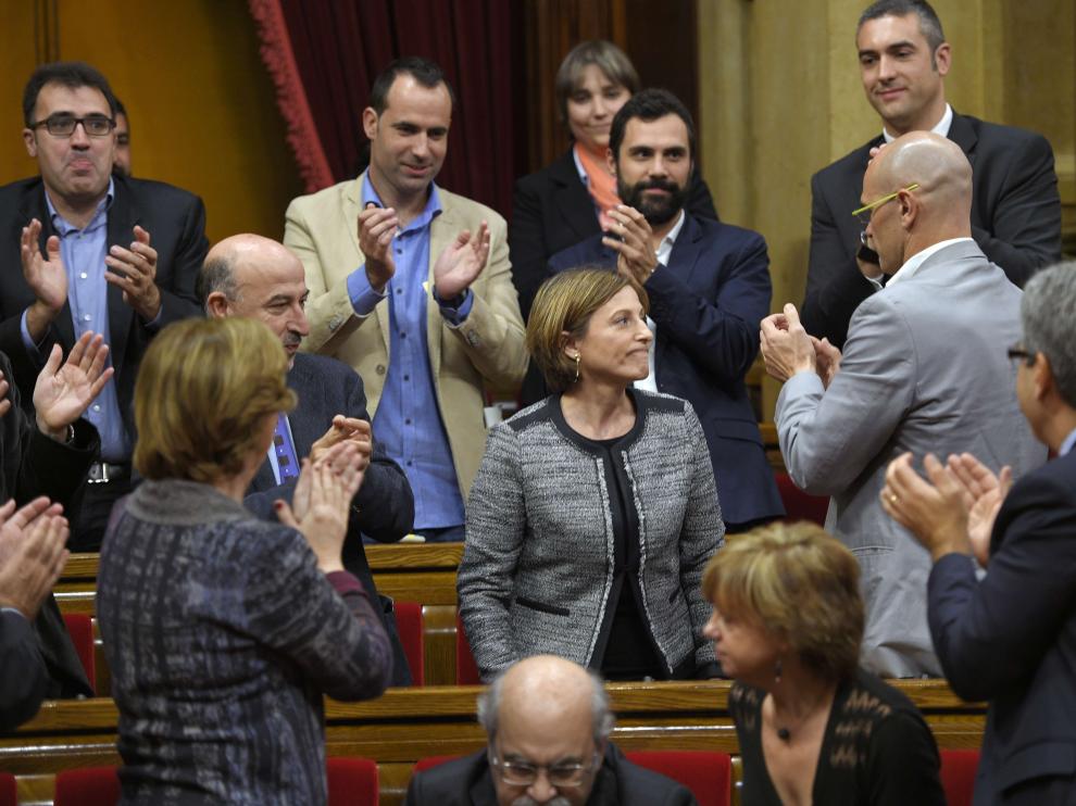 Forcadell ha sido escogida por una votación en secreto, en la que cada diputado ha introducido una papeleta con un nombre.