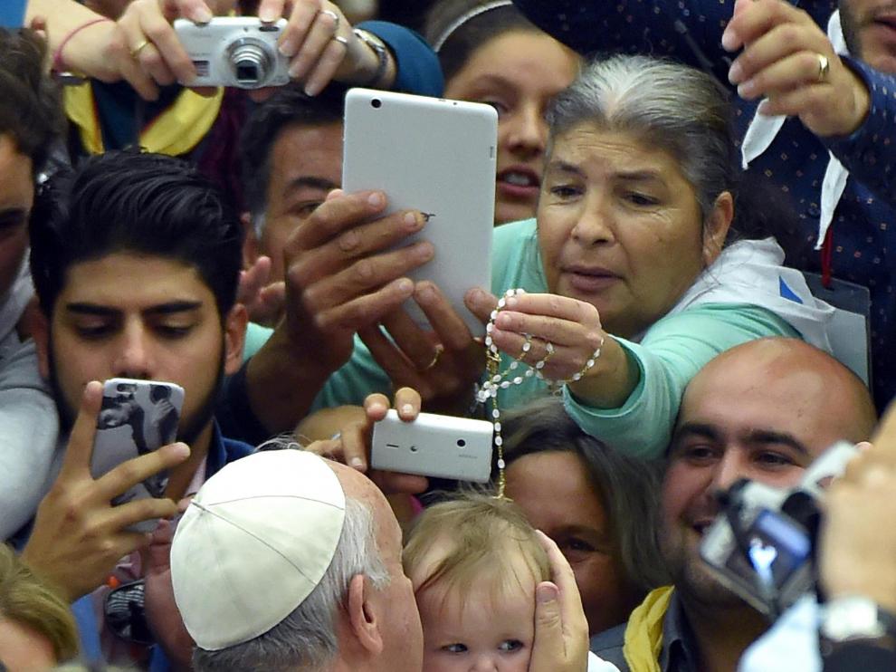 El papa Francisco arropado durante su encuentro con cerca de 5.000 gitanos.