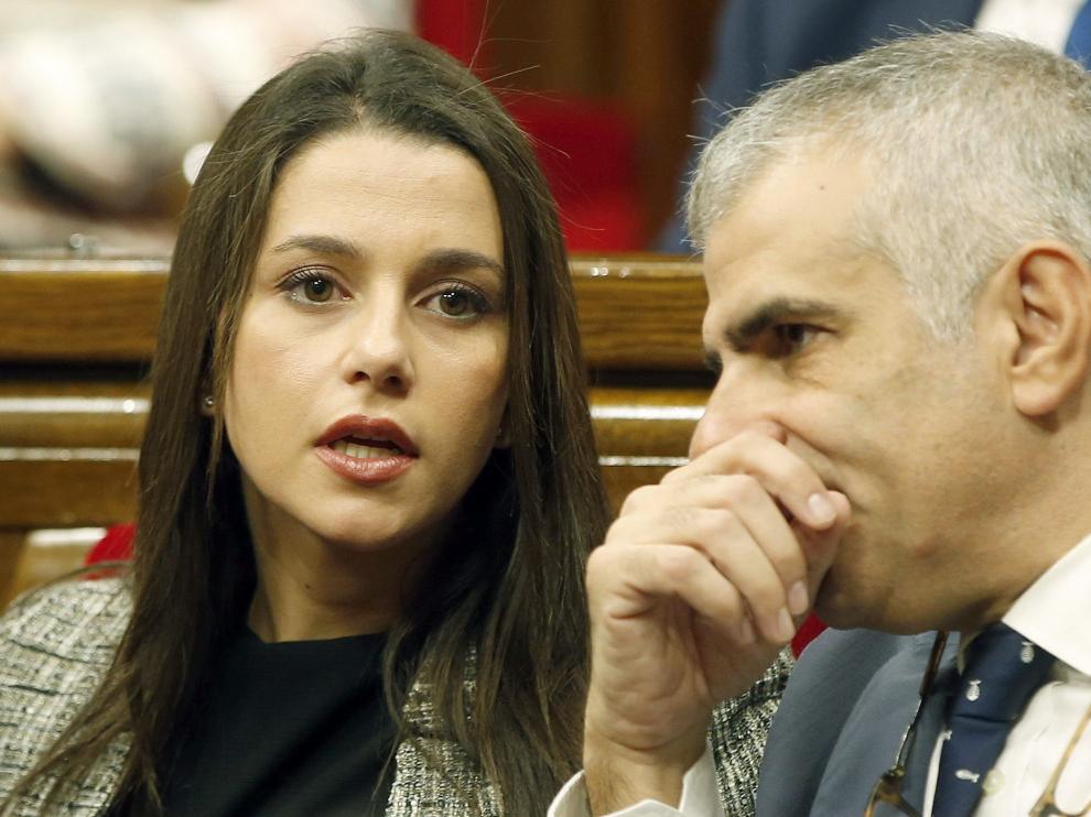 La cabeza de lista de Ciutadans, Inés Arrimadas (i) junto al diputado Carlos Carrizosa