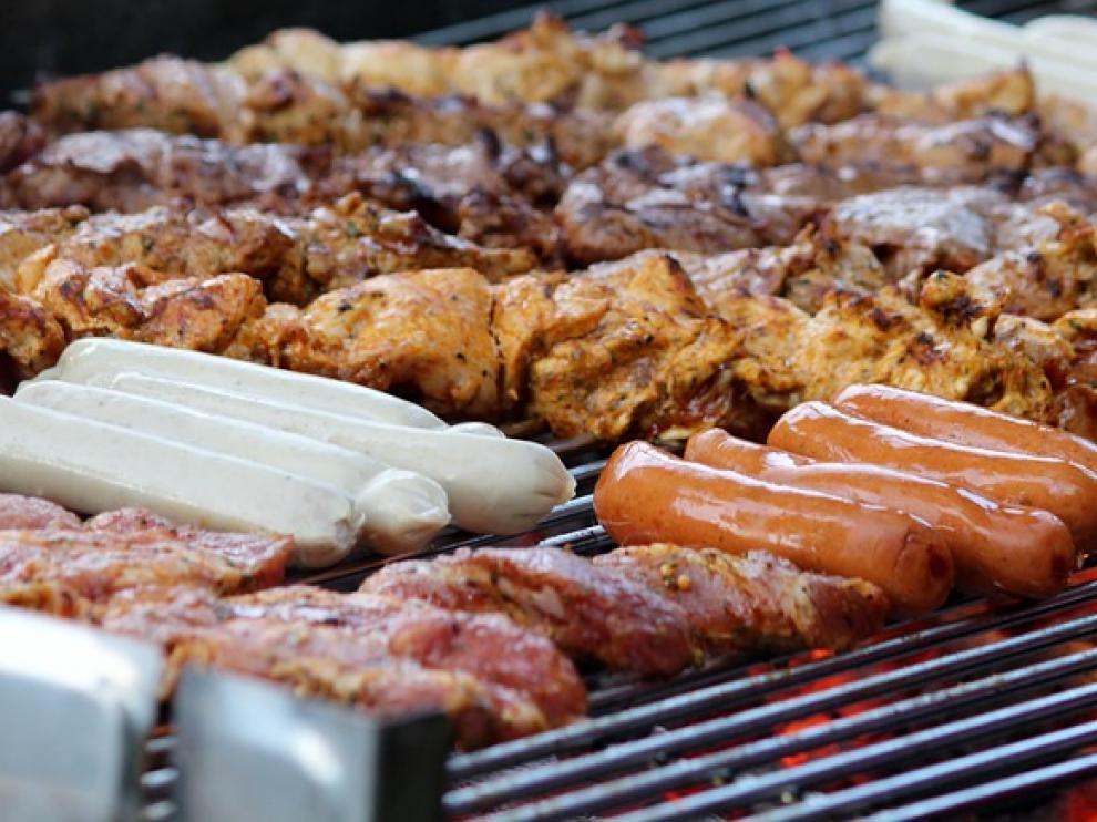 La OMS ha alertado de que comer carne procesada como salchichas, embutidos o preparaciones en conserva es carcinógeno.