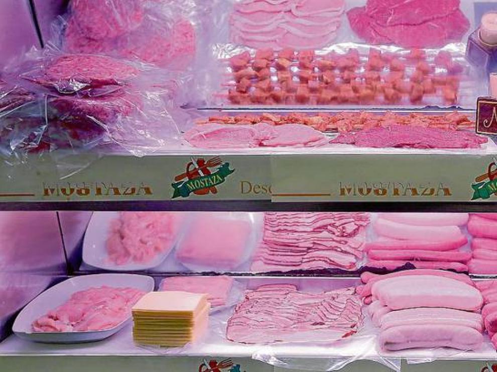 Carne procesada en una charcutería