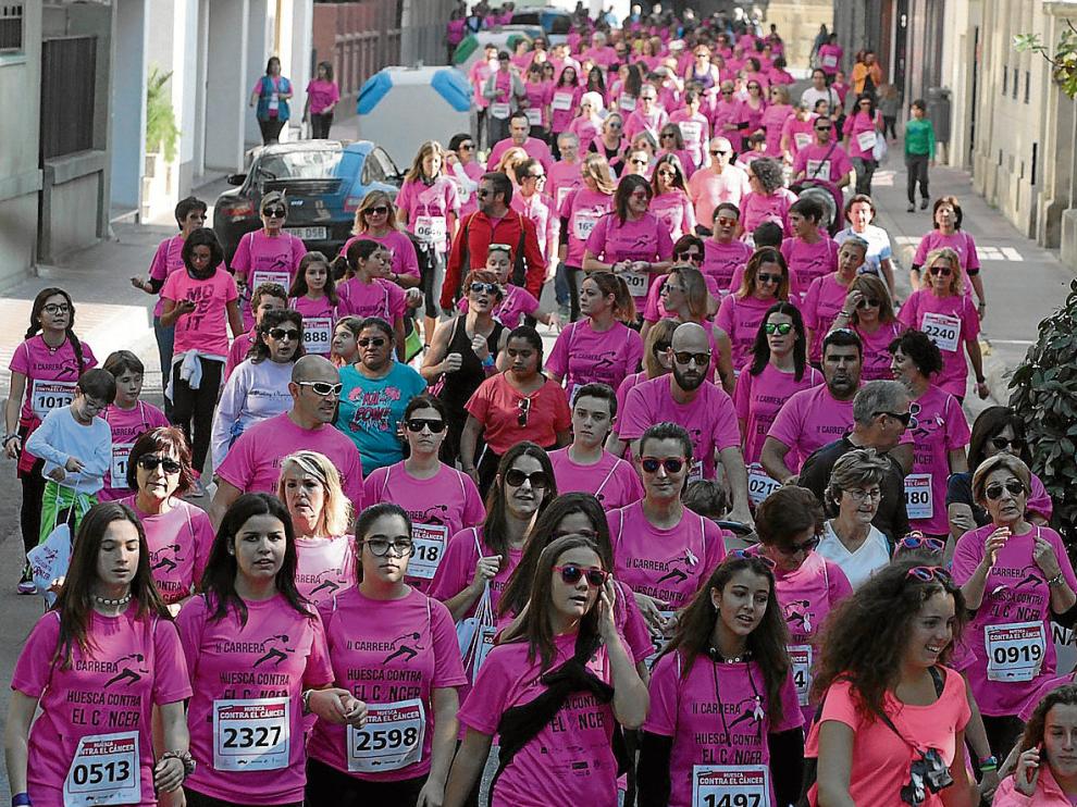 Cientos de oscenses completaron el recorrido de la prueba corriendo o caminando, llenando las calles de Huesca de solidaridad.