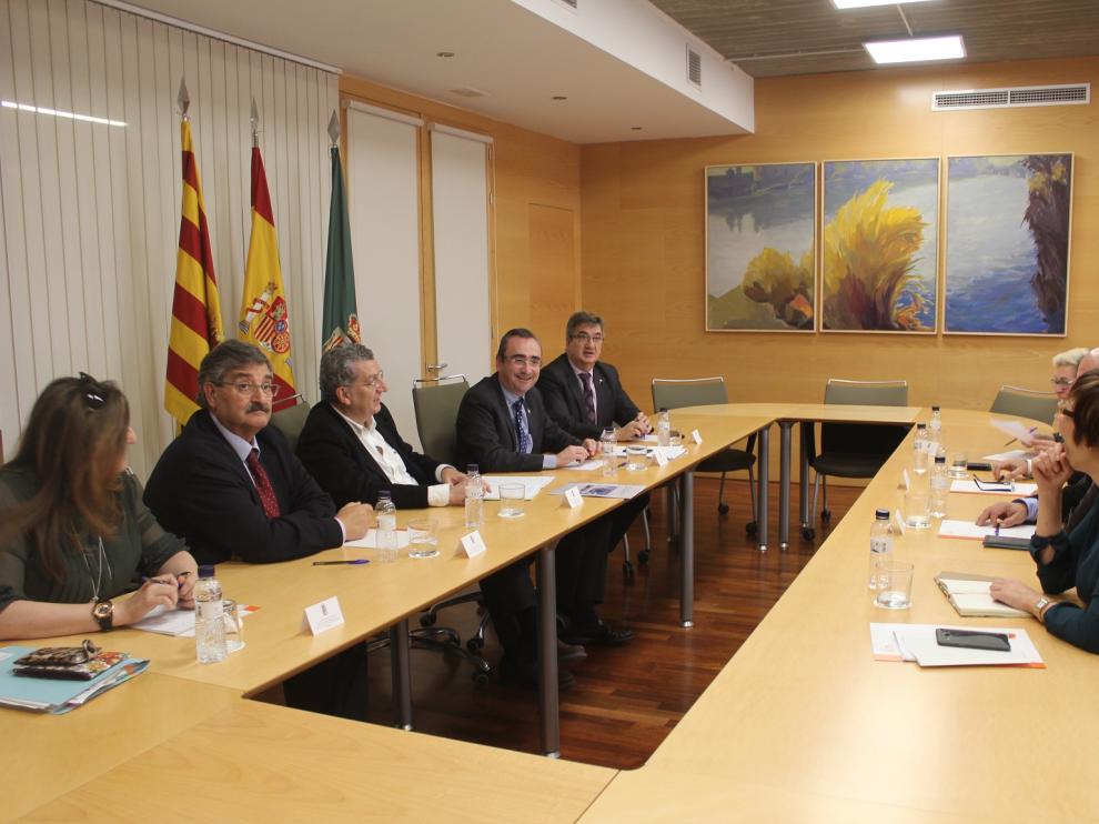 Sebastián Celaya en la reunión con los representantes de las comarcas del Aragón oriental