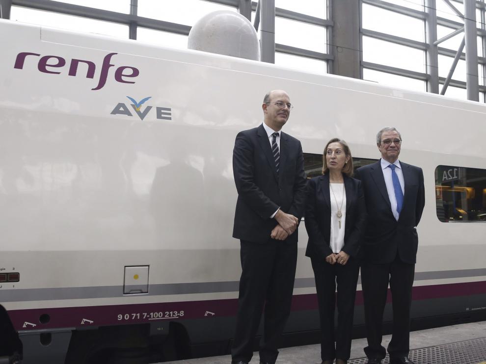 Pablo Vázquez, ana Pastor y César Alierta con el primer AVE wifi en la estación de Atocha.