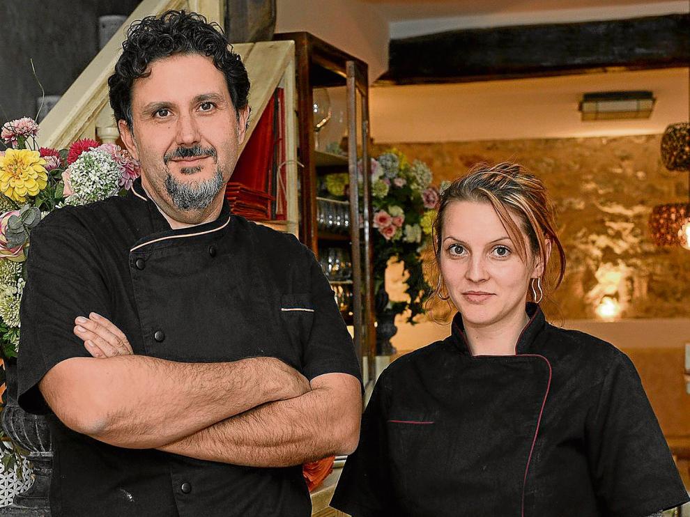 Carlos Navarro y Nicoleta Ciul, del restarante Rincón del Chorro, de Albarracín, con un plato de setas de cardo.