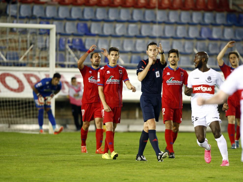 Los jugadores del Numancia protestan la decisión arbitral que significa perder dos puntos ante el Nàstic.