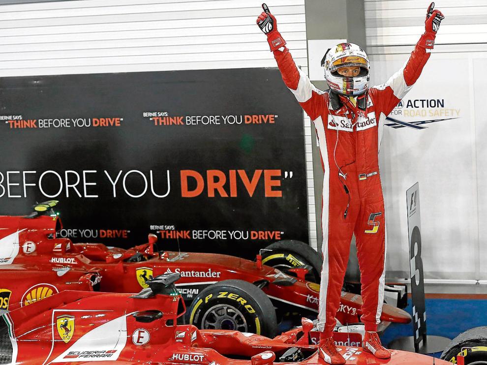 Sebastian Vettel celebra el triunfo en Singapur sobre su monoplaza.