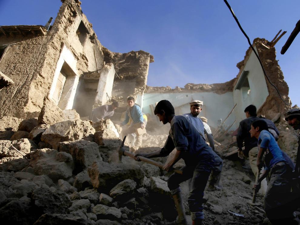 El seismo suma más de 363 muertos en ambos países.