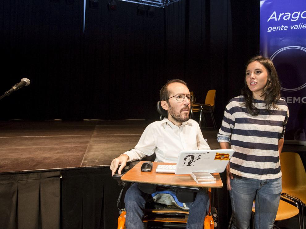 Pablo Echenique con Irene Montero durante la Asamblea en el Centro Cívico de la Estación del Norte en Zaragoza.