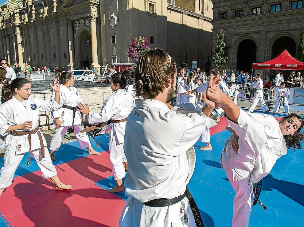 Todos los gimnasios de la Federación Aragonesa de Kárate ofrecieron exhibiciones de este arte marcial.