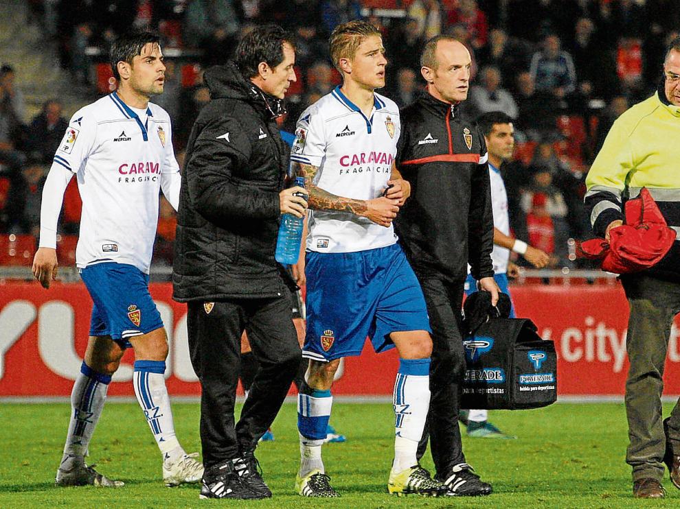 Wilk abandona el césped de Montilivi tras sufrir su lesión.
