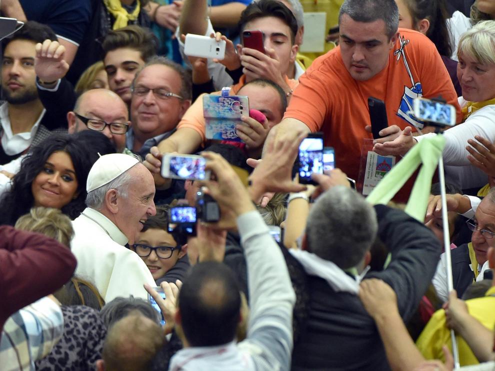 El papa Francisco (izq) saluda a los fieles a su llegada a una audiencia con cerca de 5.000 gitanos