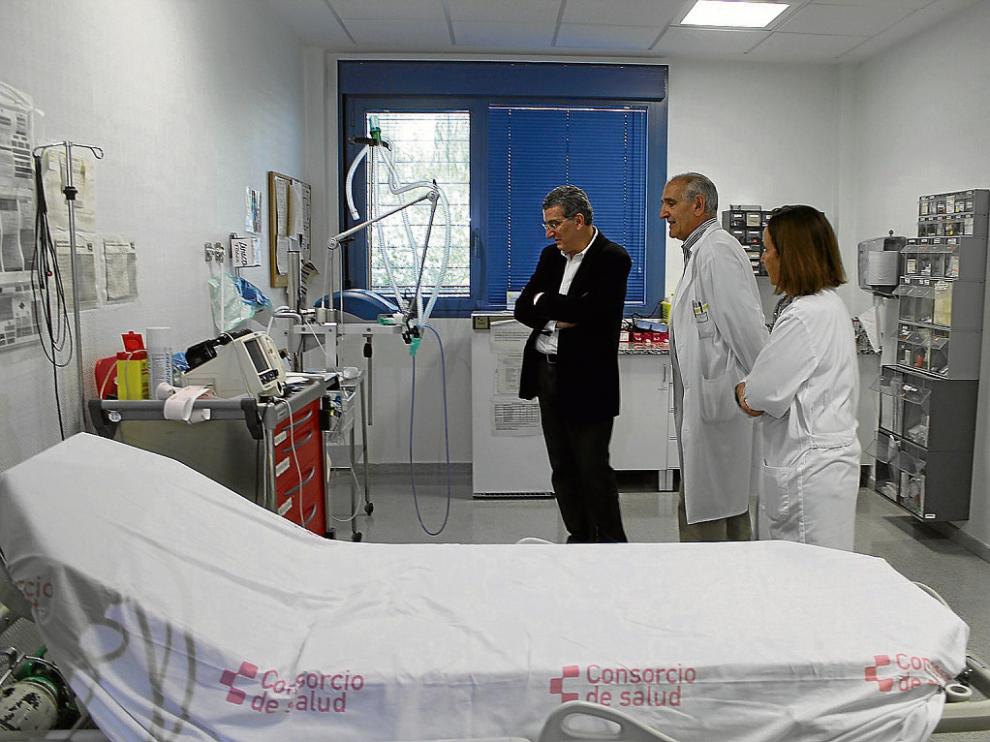 El consejero visita un box de urgencias del Centro de Alta Resolución Fraga, que se quiere mejorar.