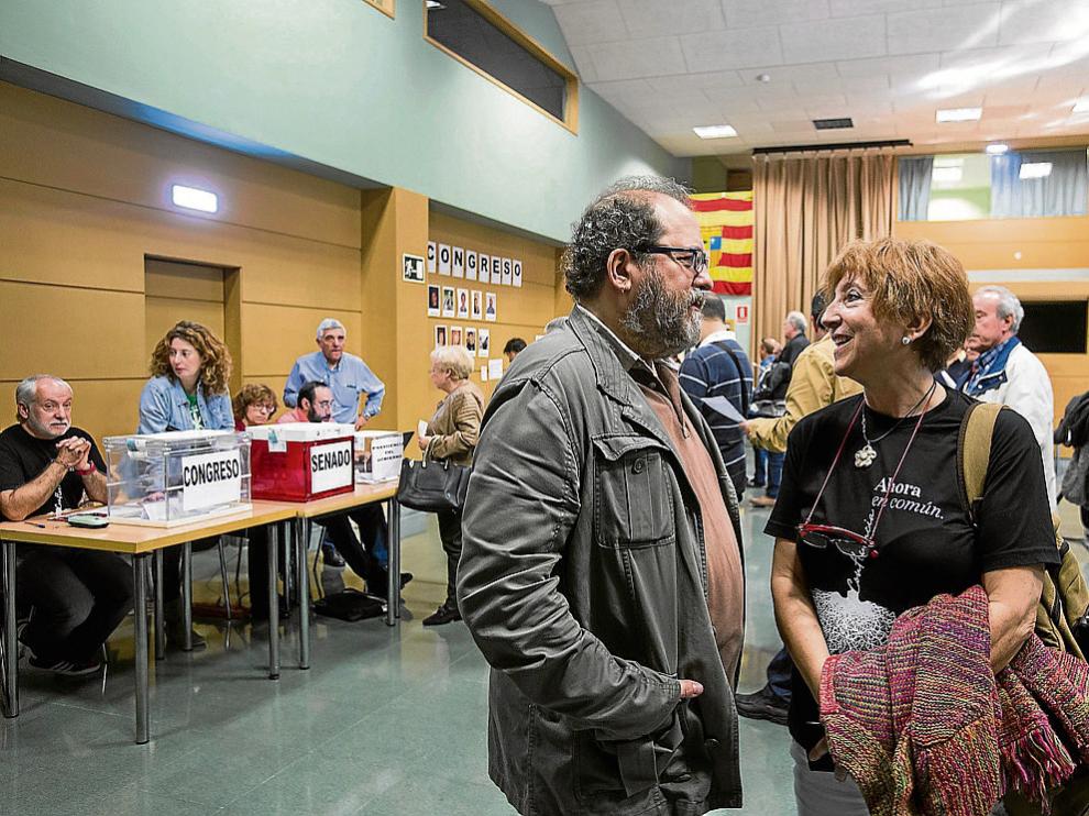 Los candidatos Chesús Yuste y Rosa Magallón hablaron ayer enZaragoza después de votar.
