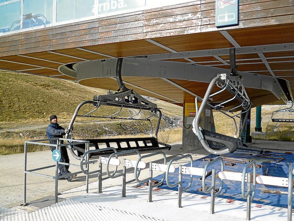 La estación Aramón Formigal-Panticosa ultimaba ayer las pruebas en los telesillas.