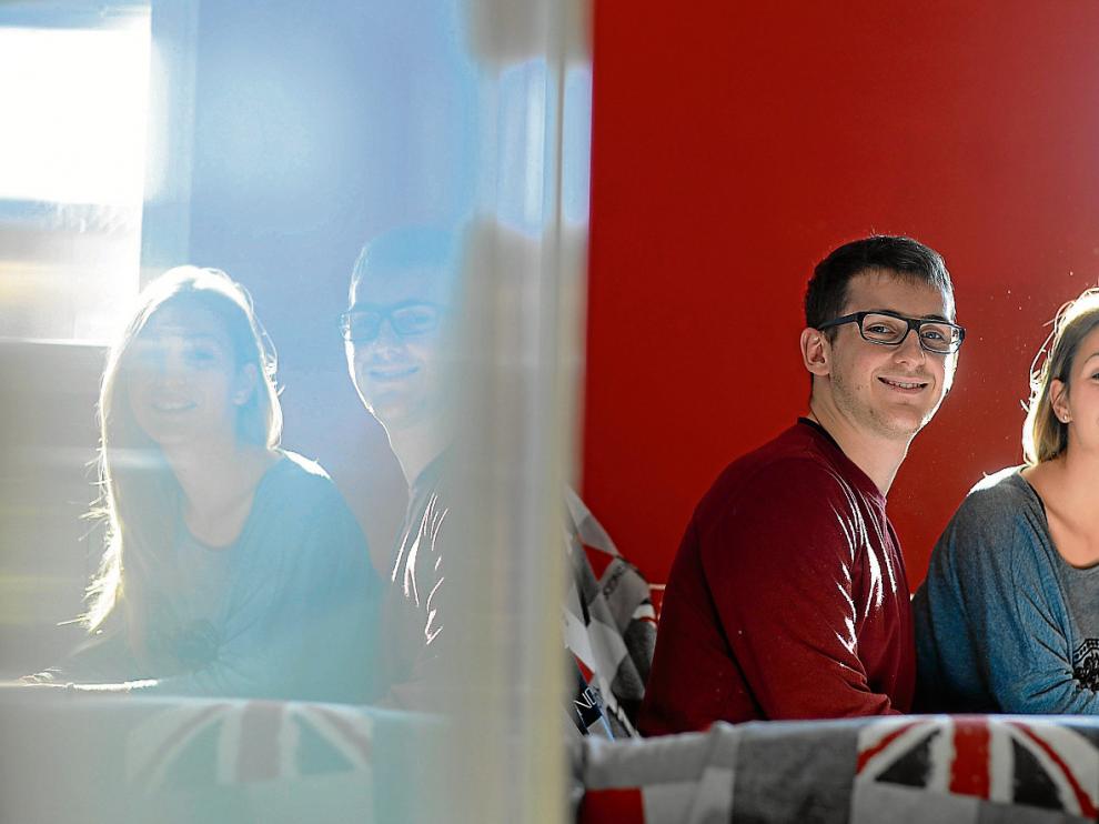 Stefano y Nicoletta, dos erasmus italianos que estudian en Zaragoza, en el salón de su casa.