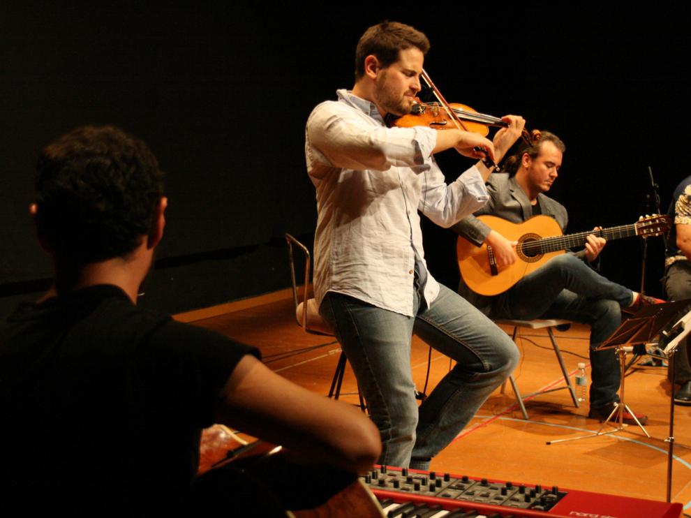 Alberto Navas, durante su actuación en la sala Goya de Mequinenza.