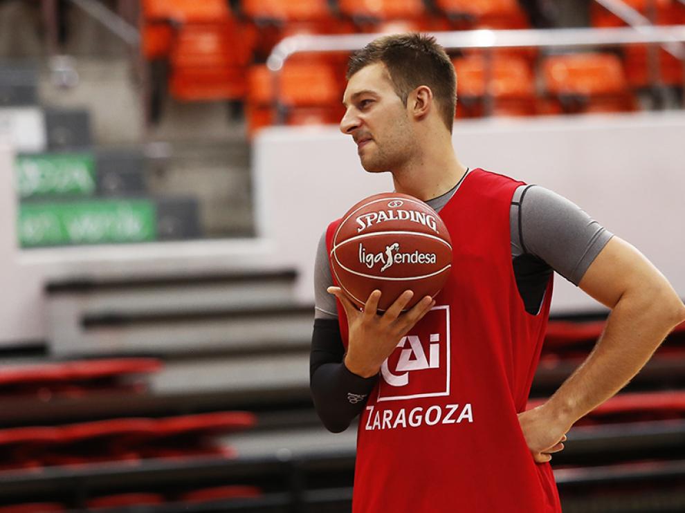 Jelovac, durante un entrenamiento del CAI Zaragoza