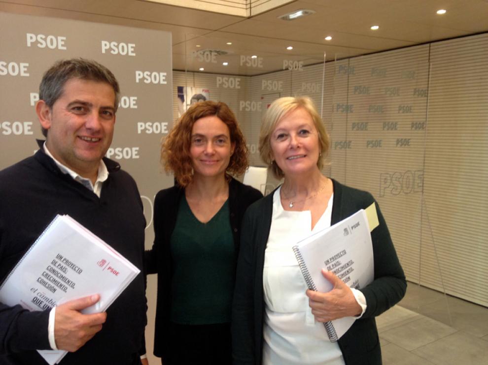Los cabeza de lista socialistas al Congreso y Senado, Javier Antón y María Irigoyen (d), se han reunido con la coordinadora del programa electoral federal del PSOE, Meritxell Batet.