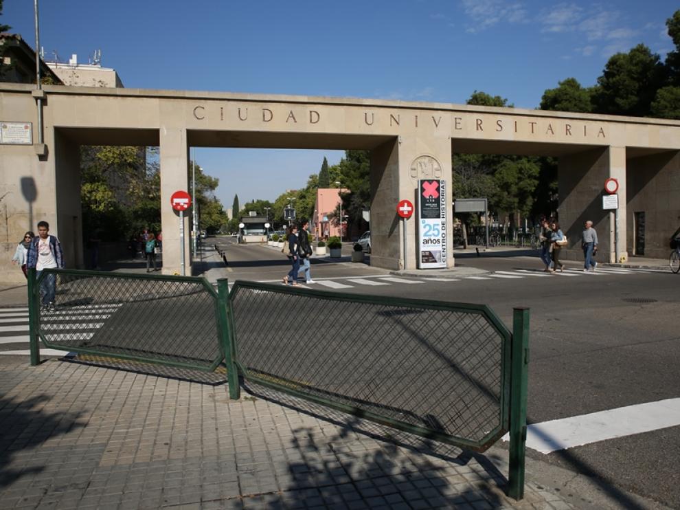 Entrada a la Ciudad Universitaria de Zaragoza.