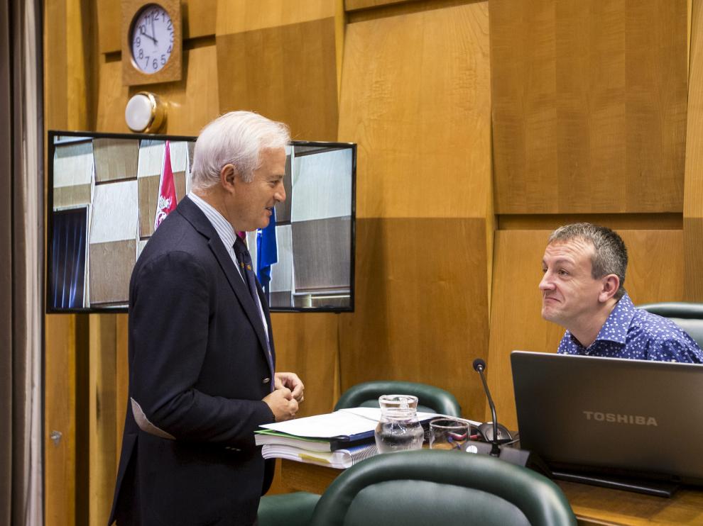 Eloy Suárez junto a Fernando Rivarés durante el pleno de este lunes.