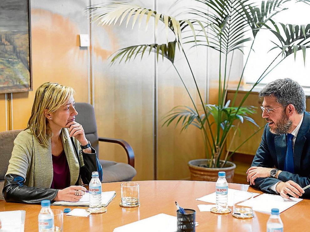 La consejera Marta Gastón y el secretario de Estado Alberto Nadal, ayer.