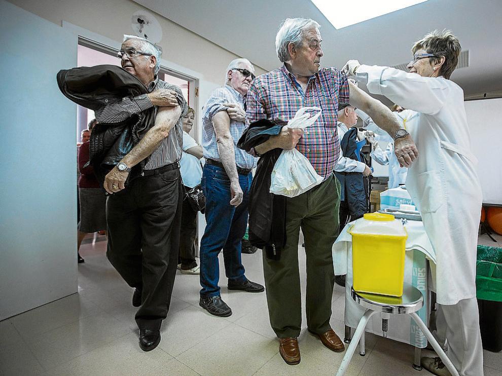 Ayer, en el centro de salud de la Bombarda de Zaragoza se vacunaron un centenar de personas.