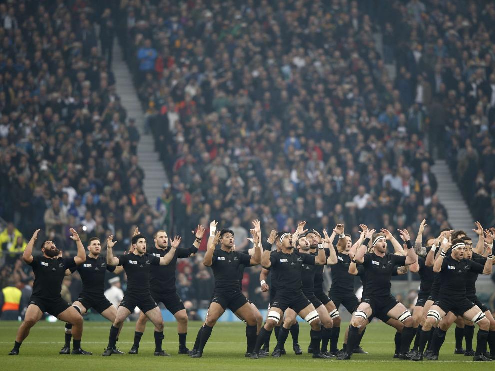 Los All Blacks ejecutan su tradicional 'haka'