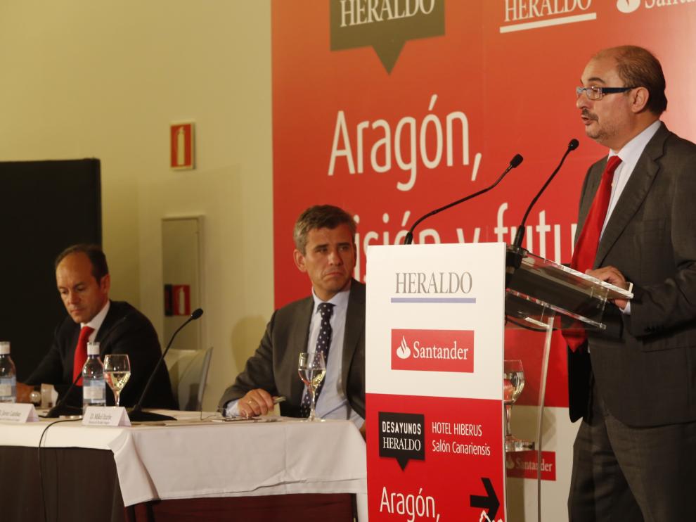 Javier Lambán, durante su intervención en el Desayuno HERALDO Santander, en presencia del director del diario, Mikel Iturbe, y el máximo responsable del Santander en España, Rami Aboukhair.