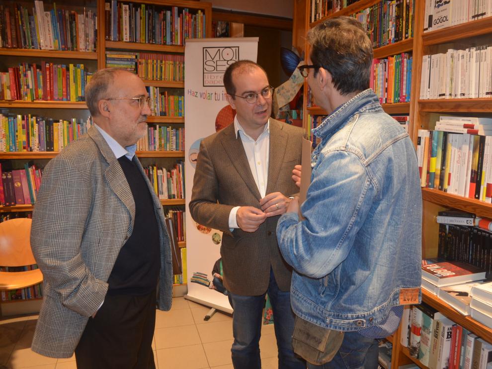 Javier Sierra en la librería Moisés de Barbastro con los escritores Antonio Abarca y Antonio Buil que le regalaron su libro sobre Julieta.