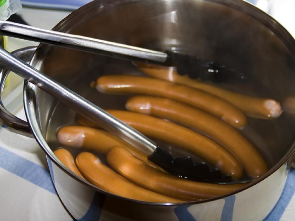 Las salchichas cocidas envasadas (95%) están entre los productos más percibidos como procesados, seguidas de las hamburguesas el fuet o el bacon.