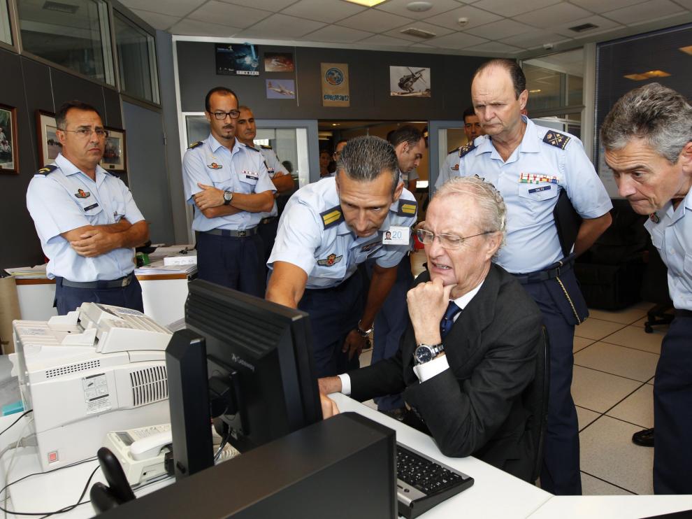 El ministro de defensa, Pedro Morenés, en el centro coordinador de salvamento.