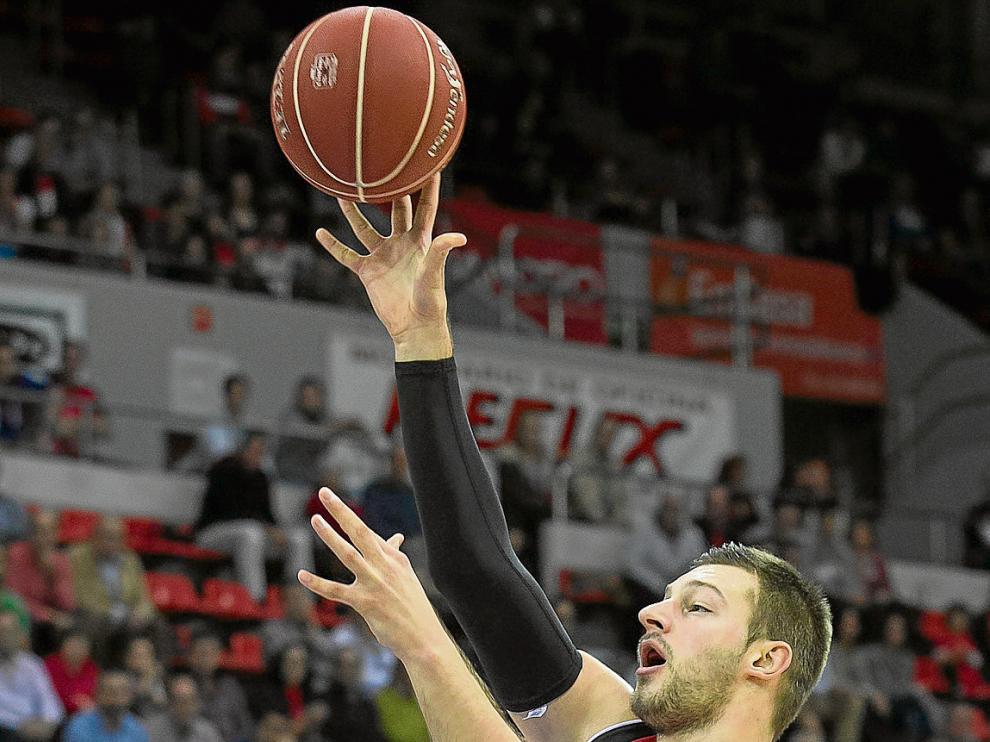 Stevan Jelovac lanza a canasta en el partido ante el Murcia.