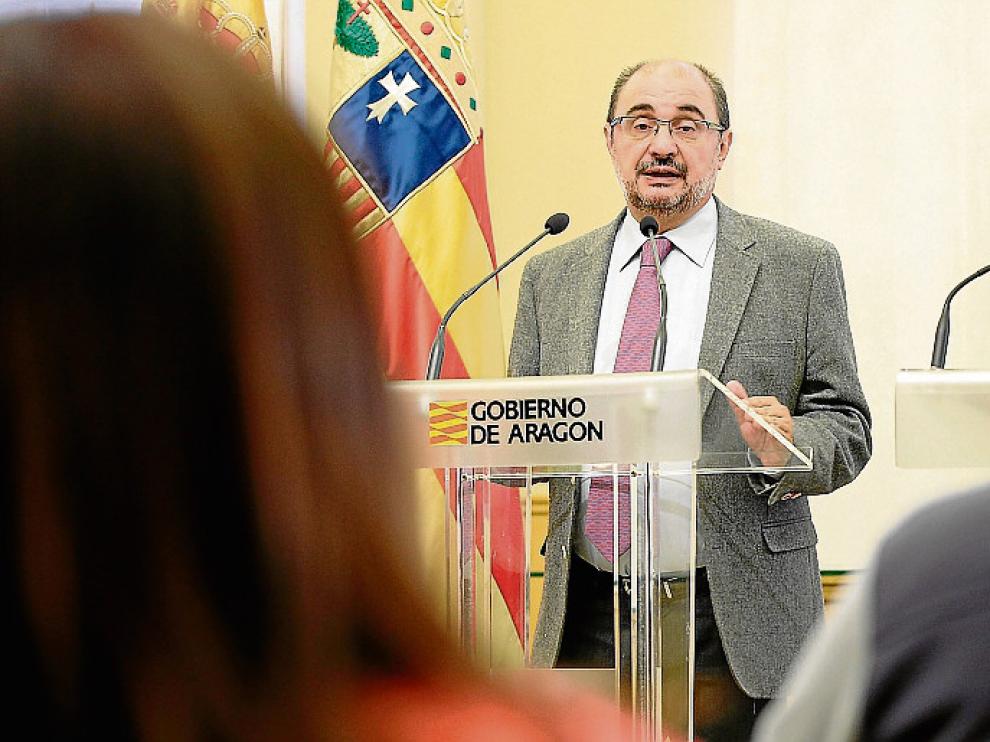 Lambán atiende a la prensa tras reunirse con el presidente de la DPT, Ramón Millán.