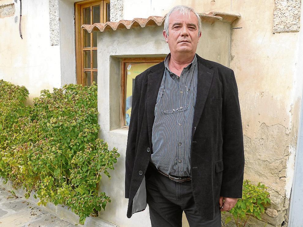 Primitivo Grasa, en la puerta del Ayuntamiento de Caldearenas.