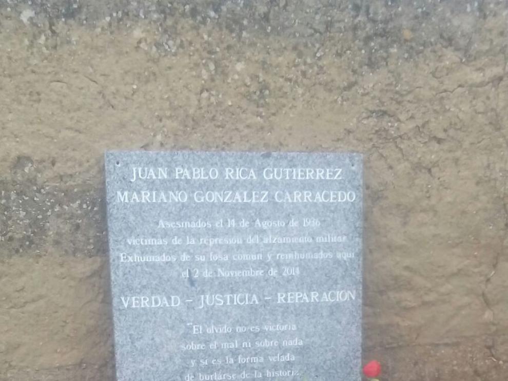 La asociación descarta el robo por dinero, ya que la losa es de granito, material "considerablemente más barato" que el mármol.