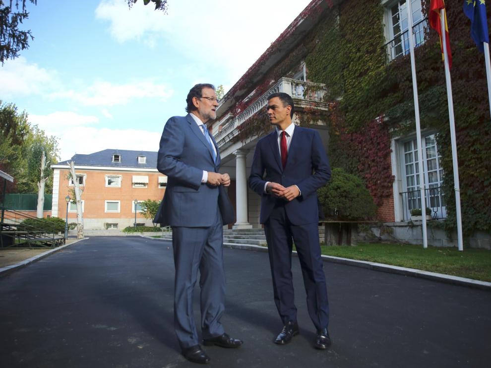 El presidente del Gobierno, Mariano Rajoy (i), y el secretario general del PSOE, Pedro Sánchez (d), se han reunido hoy en el Palacio de la Moncloa