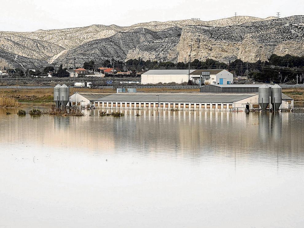 La riada del pasado marzo anegó decenas de granjas como esta de Villafranca de Ebro.