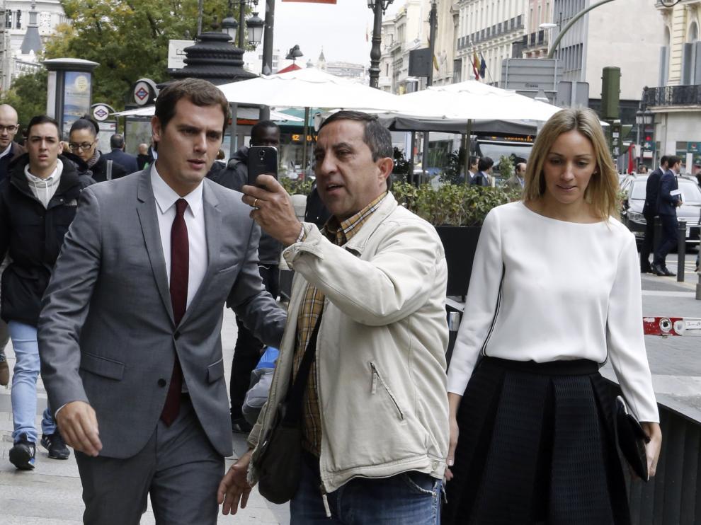 El presidente de Ciudadanos, Albert Rivera, junto a su novia Beatriz Tajuelo