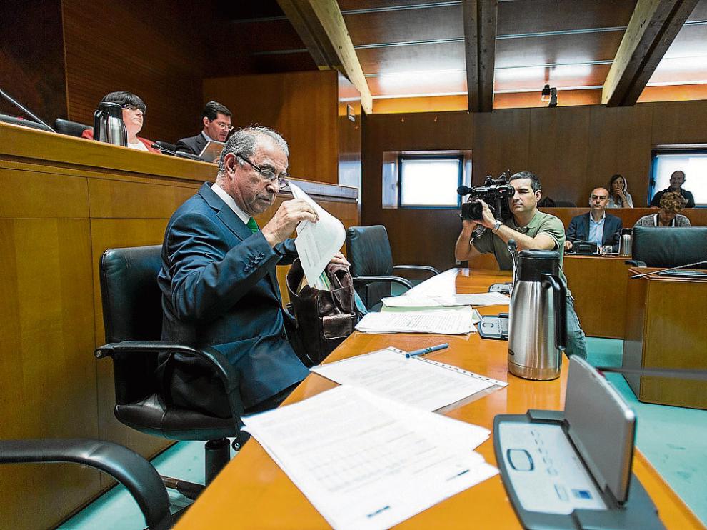 El consejero de Hacienda, Fernando Gimeno, en una comparecencia en las Cortes de Aragón.