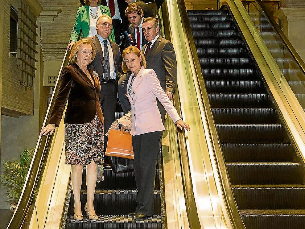 Rudi y Cospedal, a su llegada al hotel Palafox con miembros de la Junta Directiva del PP.