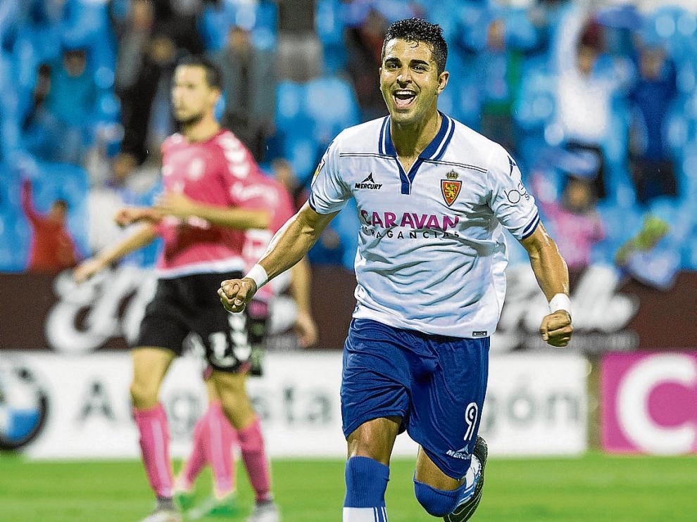 Ángel celebra el tanto que le hizo el pasado 18 de octubre al Tenerife en La Romareda.